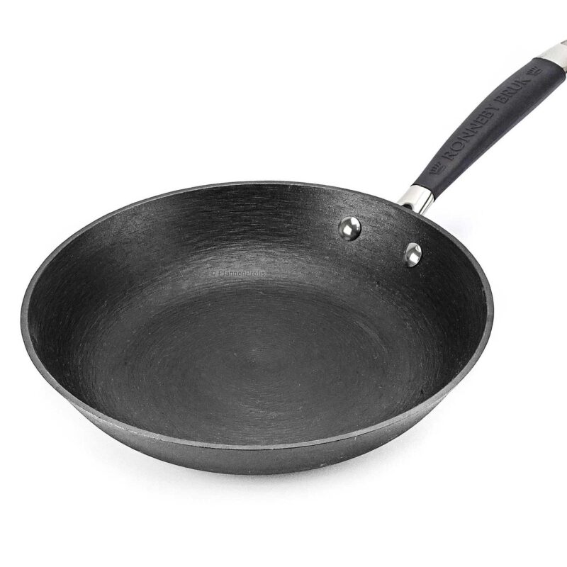 Vavente 24cm Ultra Light Cast Iron Frying Pan – Pre-Seasoned with Silicone Handle